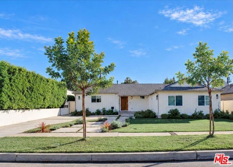 Photo of 12760 Albers Street, Valley Village, CA 91607 (MLS # 26103363)