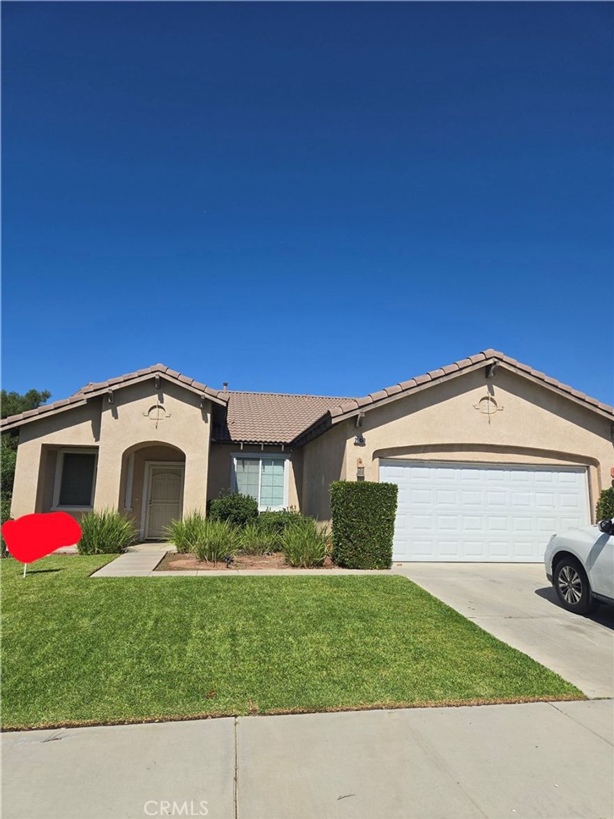 Beautiful upgraded 4Br 2Ba with open floor plans. Family kitchen opens to family room with fire place. Separate living room with dining area. Locacted in the beautiful Moreno Valley Ranch Community which has very nice facilities and amenities.