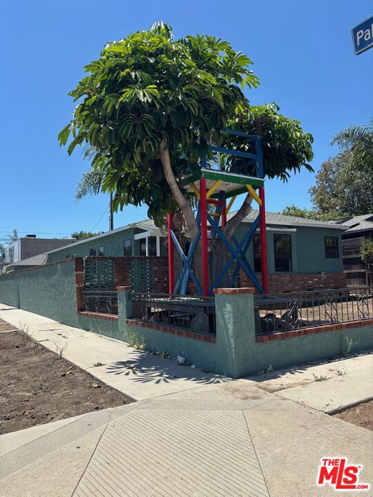 3497 Redwood Avenue
