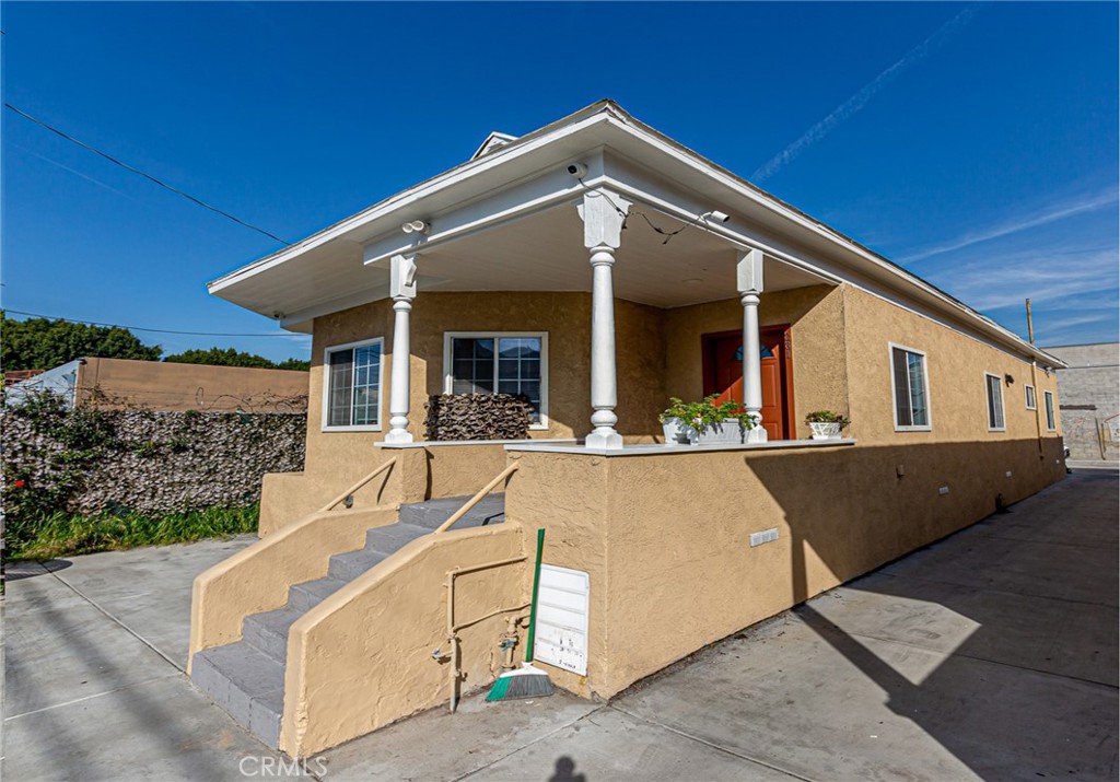 This unit is in a great location in Los Angeles!!!!!!, with 4 bedrooms and 4 bathrooms. Good news! A gate is an automatic door with a remote. Up to three parking spaces can be designated, and one or two guest parking is also possible at the gate. A quiet and powerful medium HVAC is installed in the wall in each room to save electricity. The unit consists of 4 bedrooms and 4 full bathrooms. The front bedroom is spacious and can also be used as a family room. Ideal for growing families or anyone in need of a comfortable home office, this home offers the space and flexibility to fit your lifestyle.