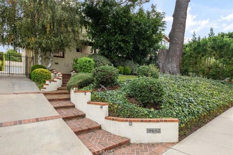 Photo of 14052 Davana Terrace Ter, Sherman Oaks, CA 91423 (MLS # SR25254493)