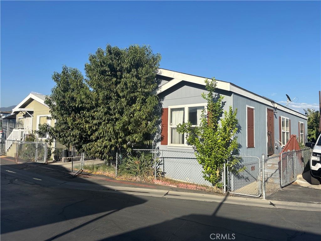 Looking for the right home in a family park? this is it! community is gated and well kept and near 210 and 215 freeways and close to stores, schools and restaurants, this one will go fast! make your appointment to take a look before is too late!