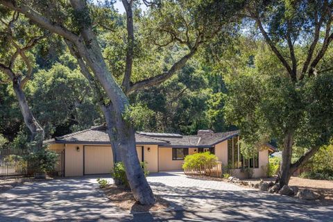 Photo of 4 Paso Del Rio, Carmel Valley, CA 93924 (MLS # ML82052687)