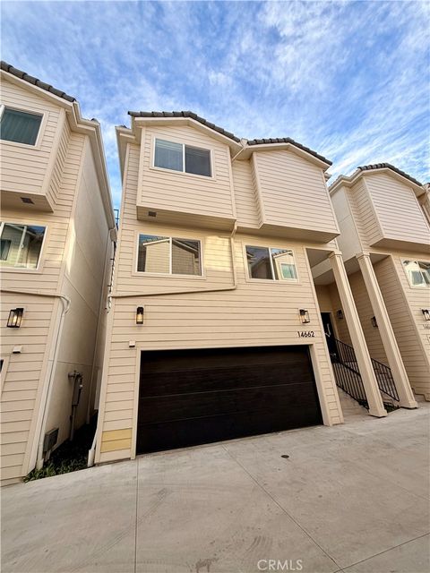 Photo of 14662 W Sara Lane, Panorama City, CA 91402 (MLS # SR26002660)