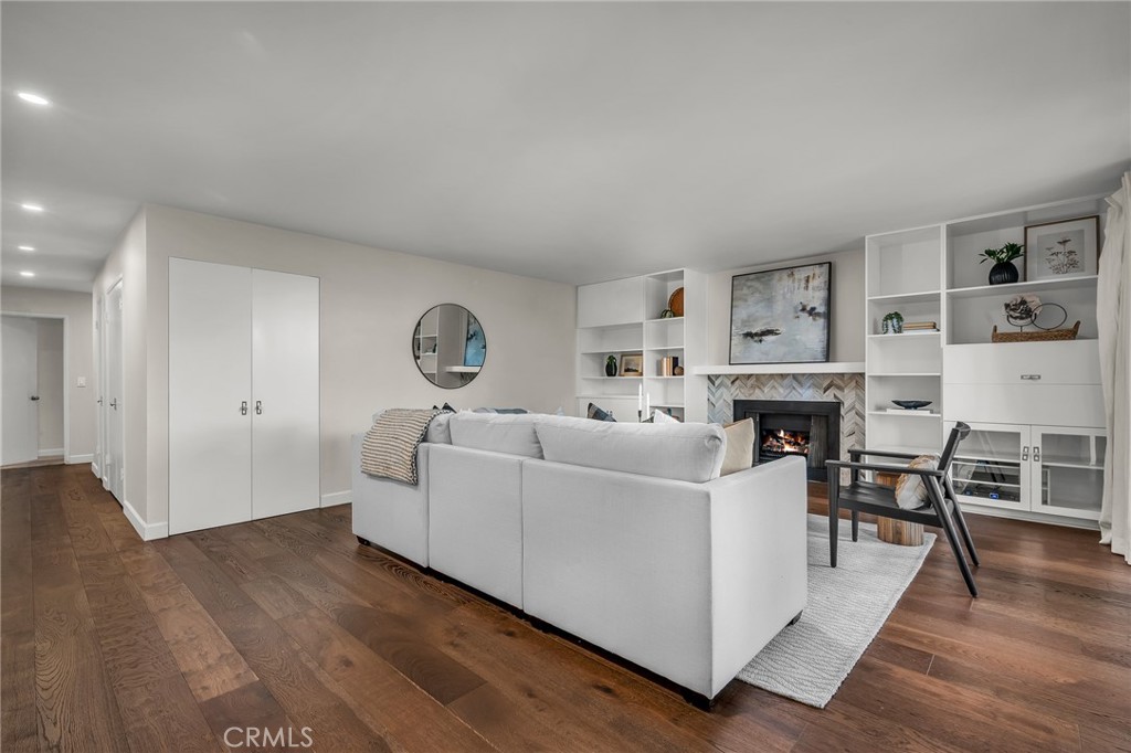 2538 104 E 2nd Street 104