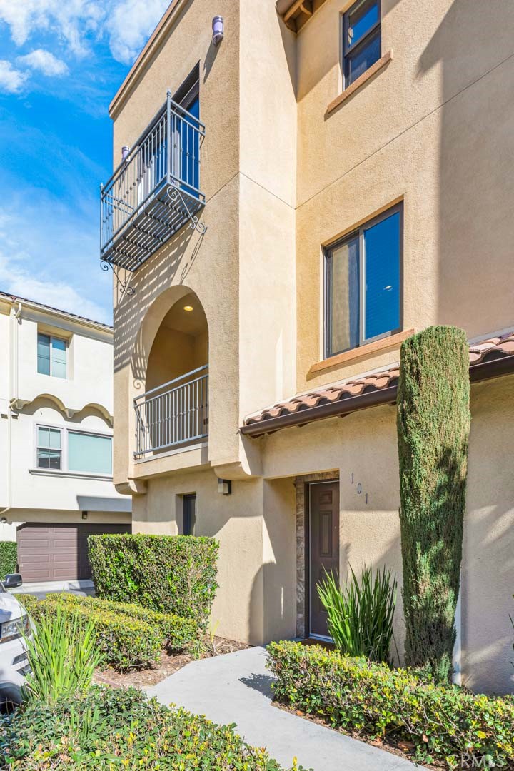 813 S Anaheim Boulevard 101