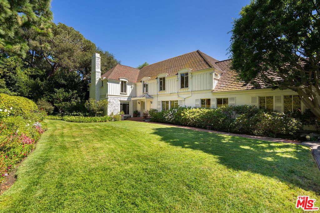 Photo of 1000 N Alpine Drive, Beverly Hills, CA 90210 (MLS # 26993387)