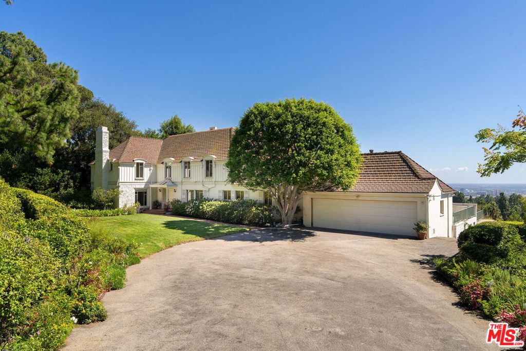 Photo of 1000 N Alpine Drive, Beverly Hills, CA 90210 (MLS # 26993387)