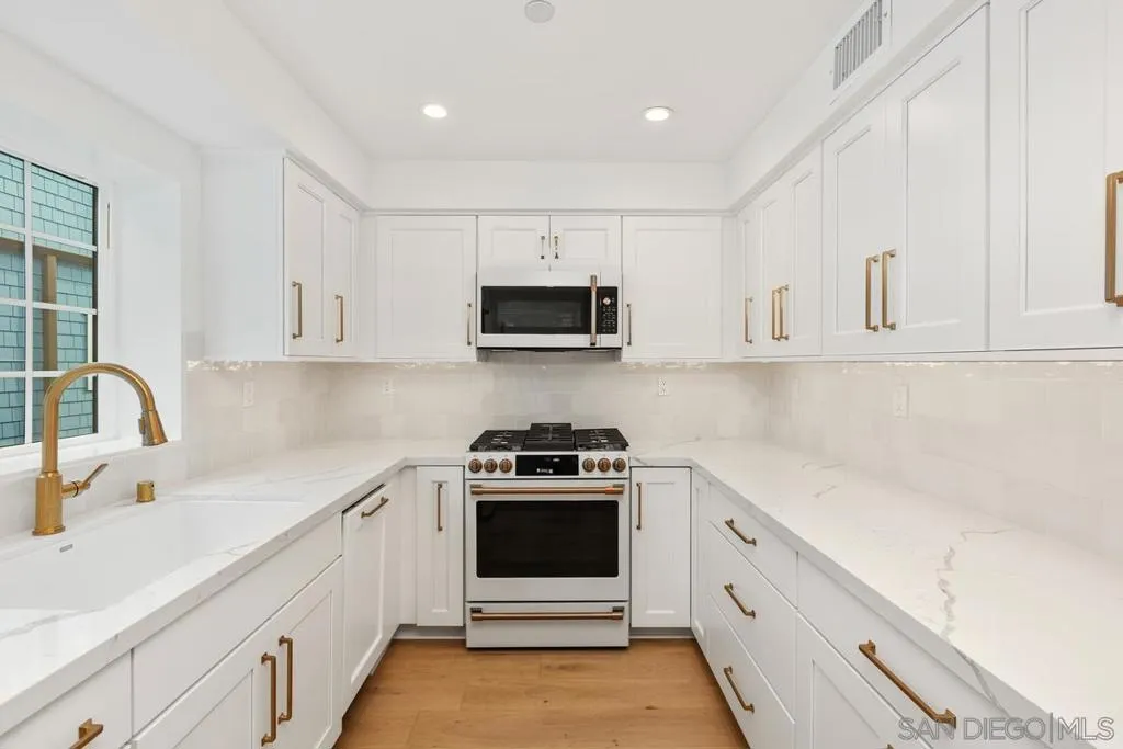 Coronado, California 92118, United States, 3 Bedrooms Bedrooms, ,3 BathroomsBathrooms,Residential,Active,221915