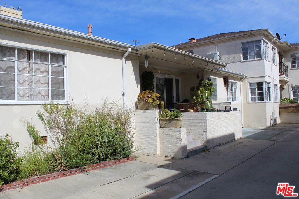 122 S Berendo Street