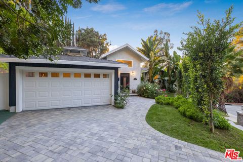 Photo of 9476 Hidden Valley Pl, Beverly Hills, CA 90210 (MLS # 25611851) Photo of 9476 Hidden Valley Pl, Beverly Hills, CA 90210 (MLS # 25611851)