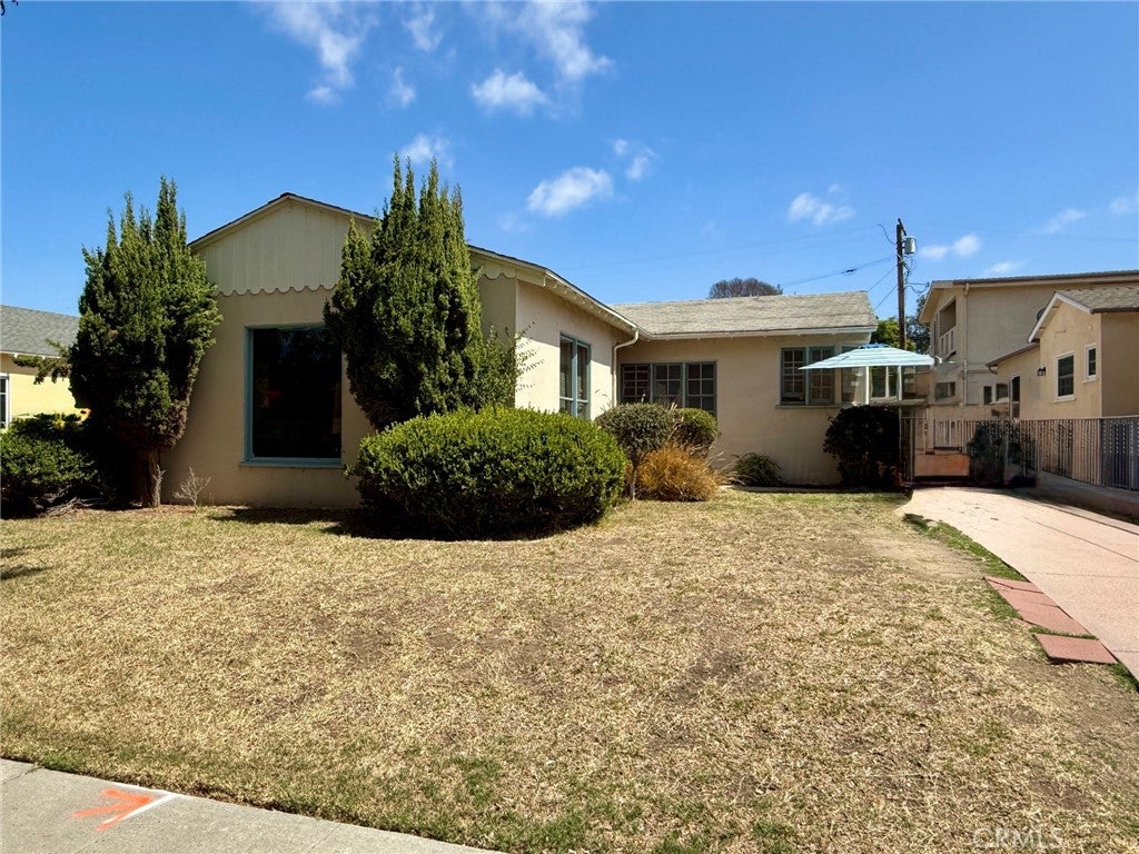 3246 Cerritos