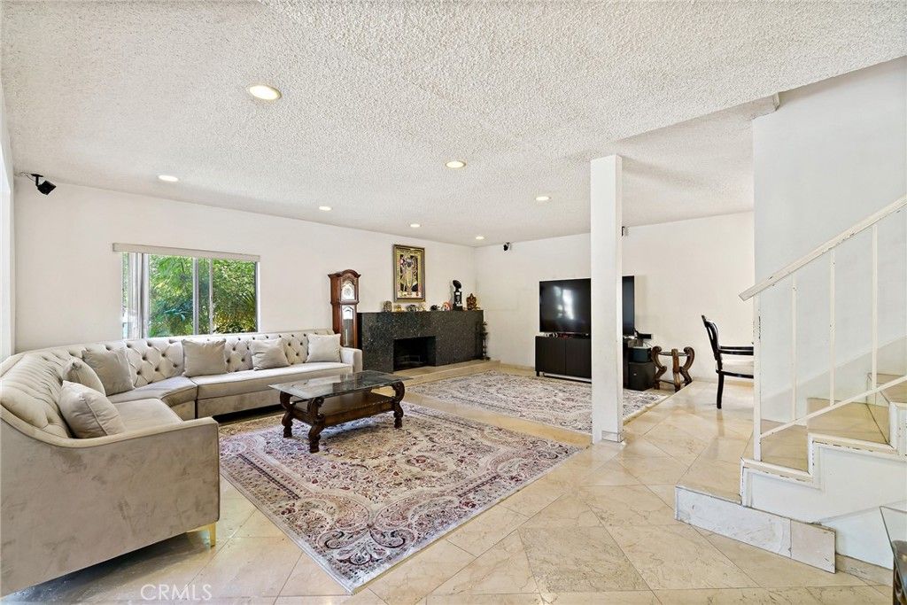 Photo of 1438 Hillside Drive, Glendale, CA 91208 (MLS # GD25236263)