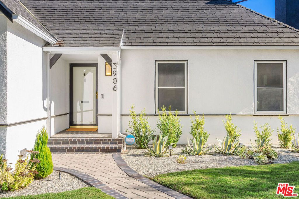 Photo of 3906 S Victoria Avenue, View Park, CA 90008 (MLS # 25623227)