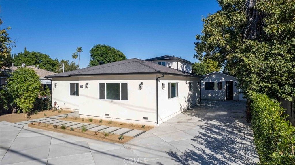 Photo of 6842 Cedros Avenue, Van Nuys, CA 91405 (MLS # GD26027166)