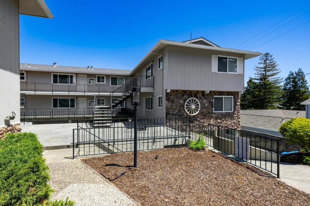 1205 Geraldine Way