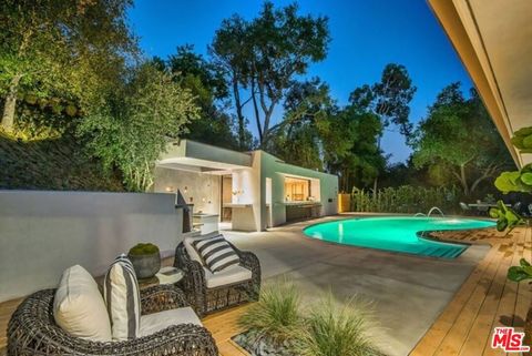 Photo of 16957 Mooncrest Drive, Encino, CA 91436 (MLS # 26662203)