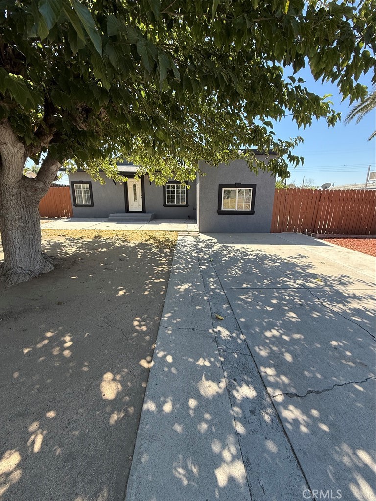 Welcome to this inviting 3-bedroom, 2-bathroom home in the heart of East Bakersfield. Offering 1,332 sq. ft. of comfortable living space on a generous 7,405 sq. ft. lot, this property blends charm, functionality, and convenience. A versatile bonus room adds extra flexibility—ideal for a home office, playroom, or additional living area.
The kitchen features tasteful updates, including granite countertops and rich brown cabinetry, creating a warm and welcoming space for cooking and gathering. The living room is finished with durable tile flooring, while plush carpet in the bedrooms provides comfort underfoot. This well-designed layout delivers both style and everyday practicality.
Perfectly located near Bakersfield College and just minutes from shopping, dining, and other amenities, this home offers the best of suburban tranquility with easy access to city conveniences. Schedule your showing today.