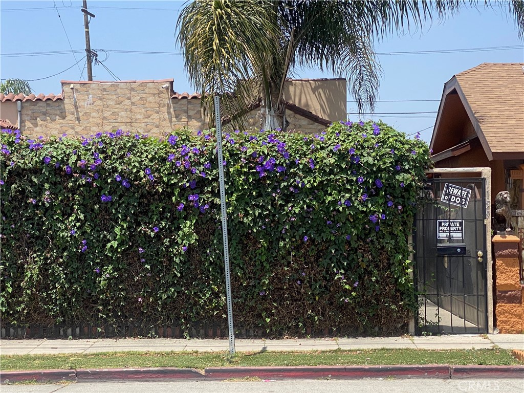 Charming triplex on a corner lot near USC & DTLA! The property includes a front duplex with two 1bd/1ba units (~700 sf each) plus a rear 2bd/2ba home (~700 sf). Situated on a ~5,200 sf lot, it also offers a 2-car garage. One unit is currently vacant and needs updating, offering huge upside for investors or an ideal owner-occupant opportunity.
The garage also presents potential rental income, adding to the already strong returns in one of LA’s most in-demand rental corridors. A BPO completed 4 months ago valued the property at $850,000, but it is priced as-is at $760,000 for a quick sale. Whether you’re expanding your portfolio or planning to live in one unit while collecting rent from the others, this property is a smart opportunity with significant growth potential.