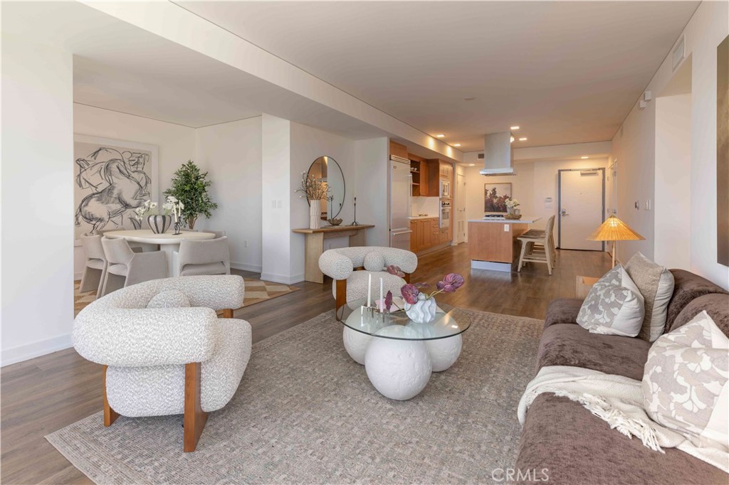 9 MacArthur Place 806