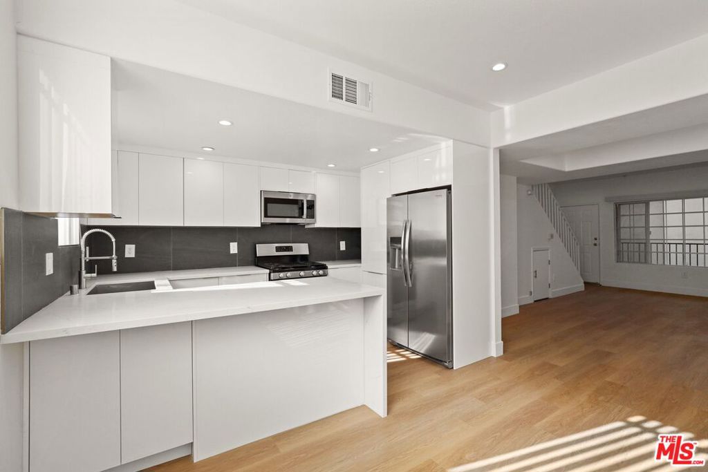 Welcome to Broctown Townhomes by Wiseman, located in West Los Angeles. This property features 3 and 4 bedroom townhome-style apartment homes ranging from 1,450 to 2,000 sq. ft.