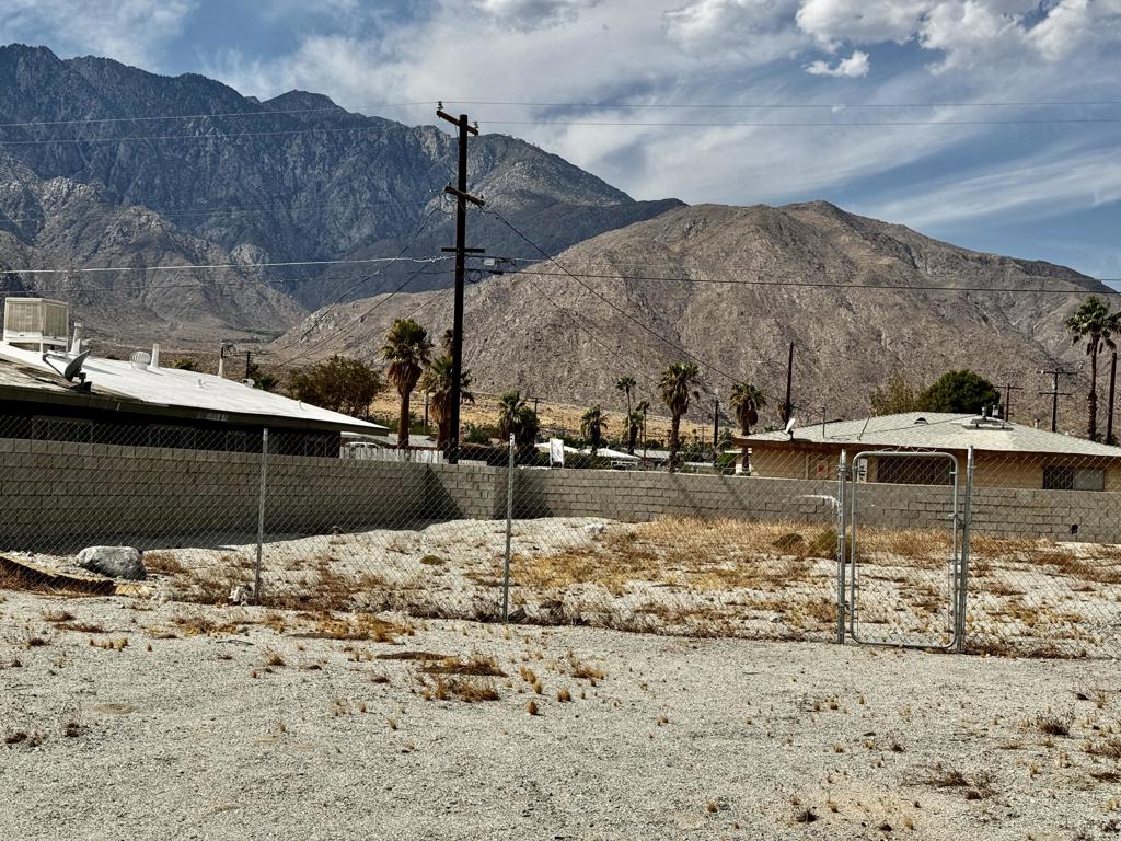 Desert Highland Gateway - Land