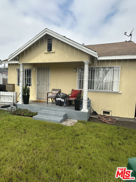 front house 3 bedroom, 1 bath, laundry facility. back building 2 stories, 3 bedrooms, 2 baths plus building has 2 additional units, single and 1 bedroom non-permitted Close to forum, sofi stadium up and coming neighborhood tenants are long term tenants