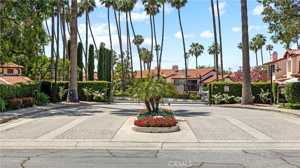 402 E Bougainvillea