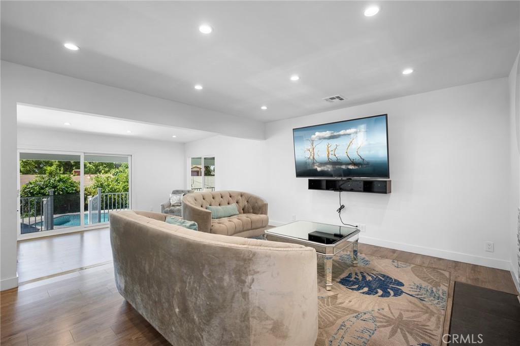 2405 Jolley