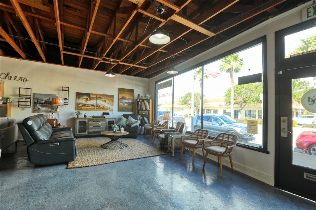 850 W Grand Avenue