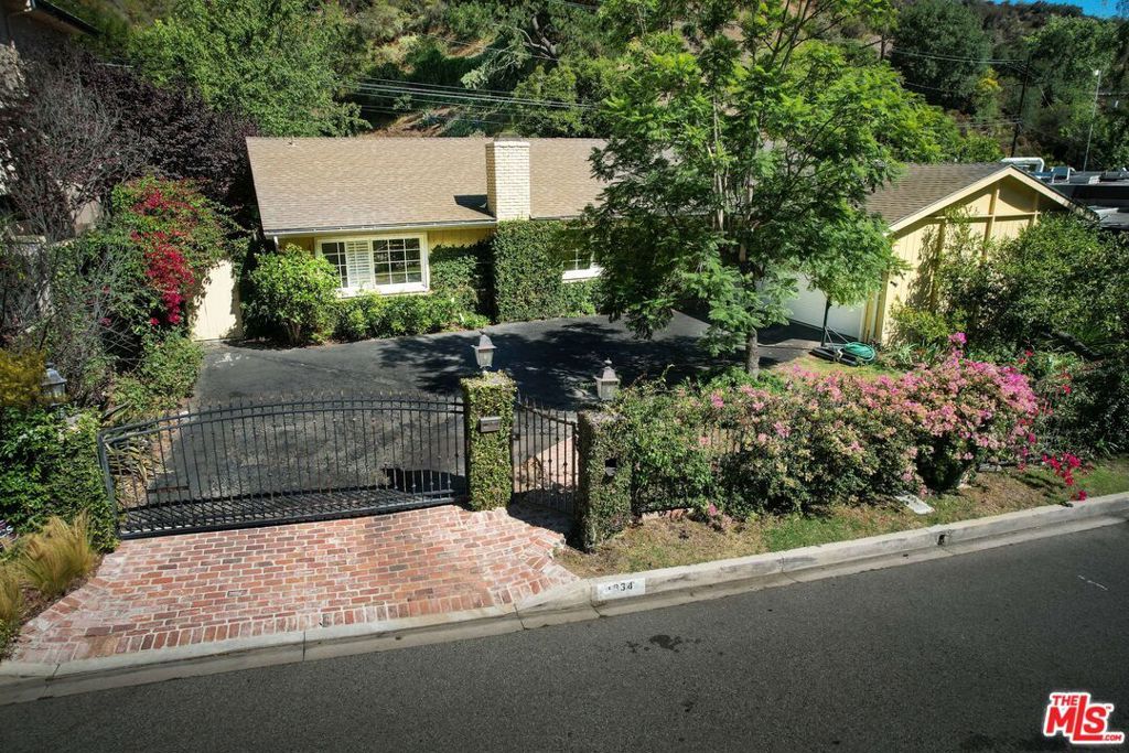 Photo of 1834 Roscomare Road, Los Angeles, CA 90077 (MLS # 25542991)