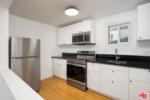 Photo of 126 Franklin Court #1/2, Glendale, CA 91205 (MLS # 26667719)