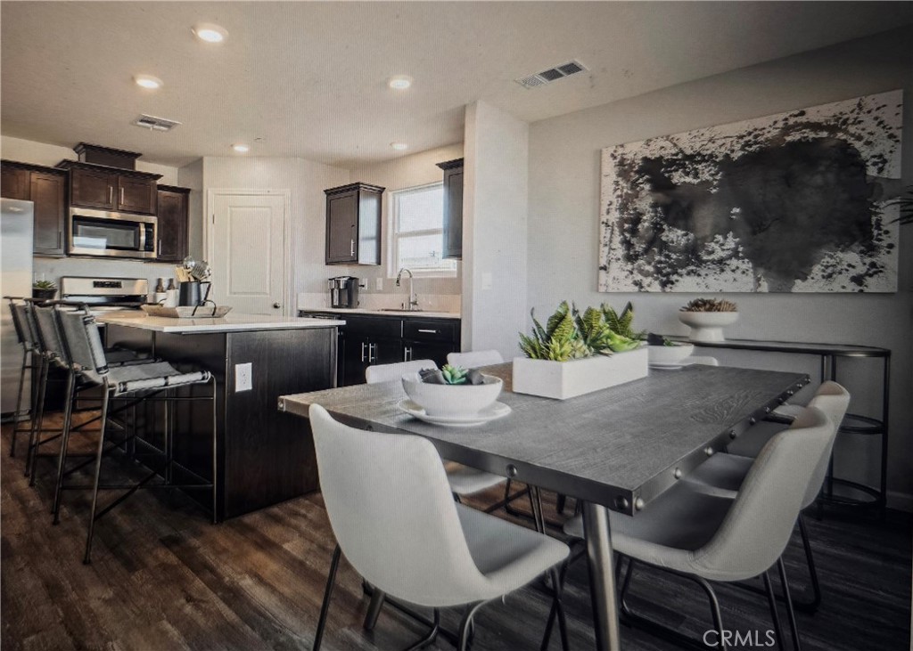 544 W. GREENWOOD Avenue