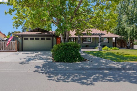 Photo of 915 Orion Way WAY, Livermore, CA 94550 (MLS # 41142111)