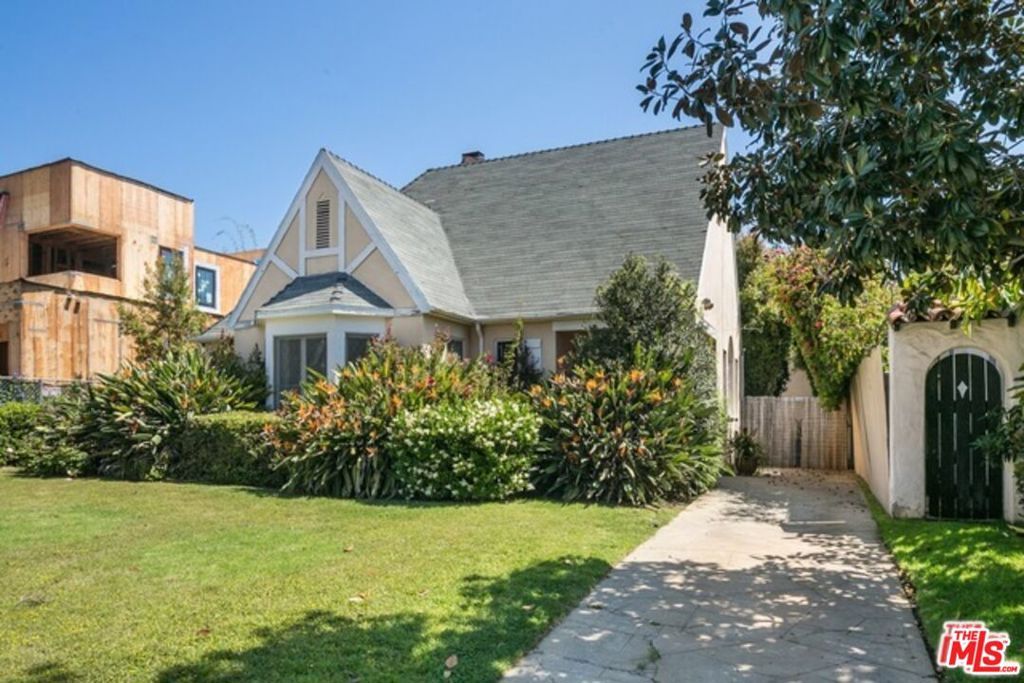 Photo of 1342 Woodruff Avenue, Los Angeles, CA 90024 (MLS # 26632719)