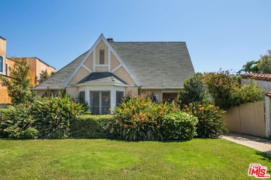 Photo of 1342 Woodruff Avenue, Los Angeles, CA 90024 (MLS # 26632719)