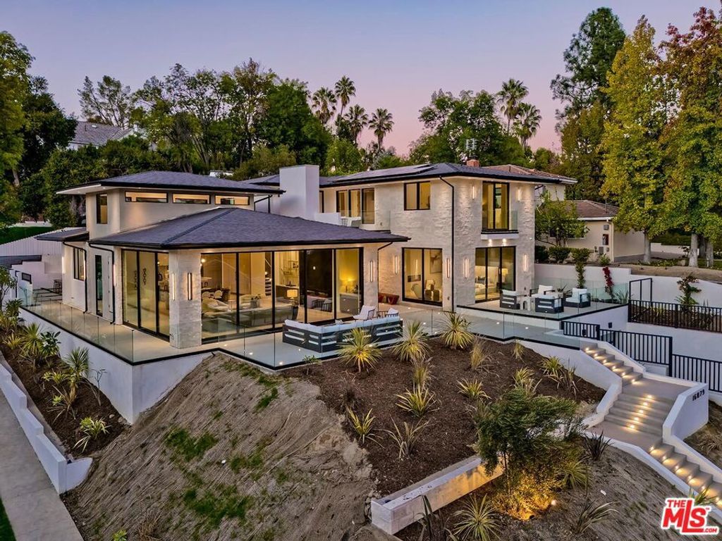 Photo of 16879 Mooncrest Drive, Encino, CA 91436 (MLS # 25617725)