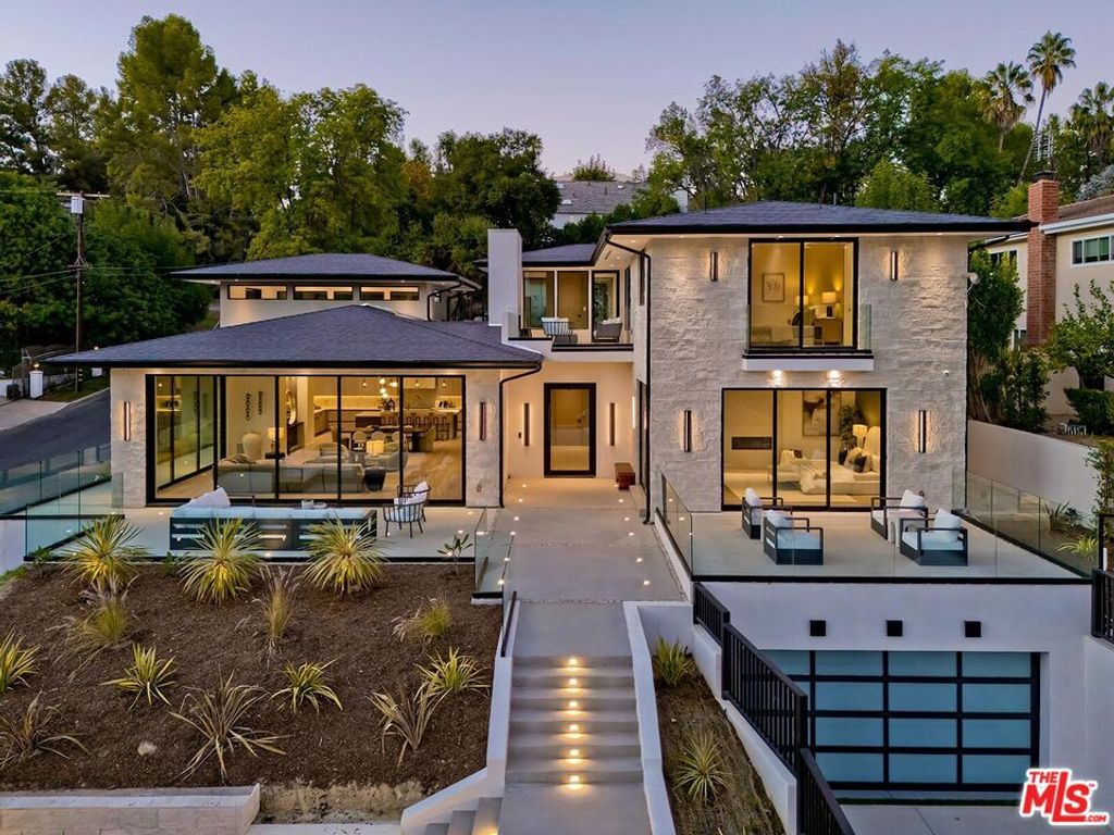 Photo of 16879 Mooncrest Drive, Encino, CA 91436 (MLS # 25617725)