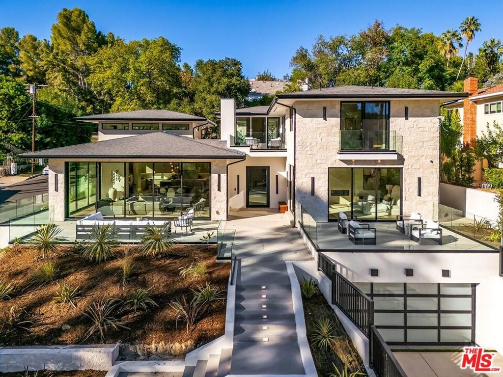 Photo of 16879 Mooncrest Drive, Encino, CA 91436 (MLS # 25617725)