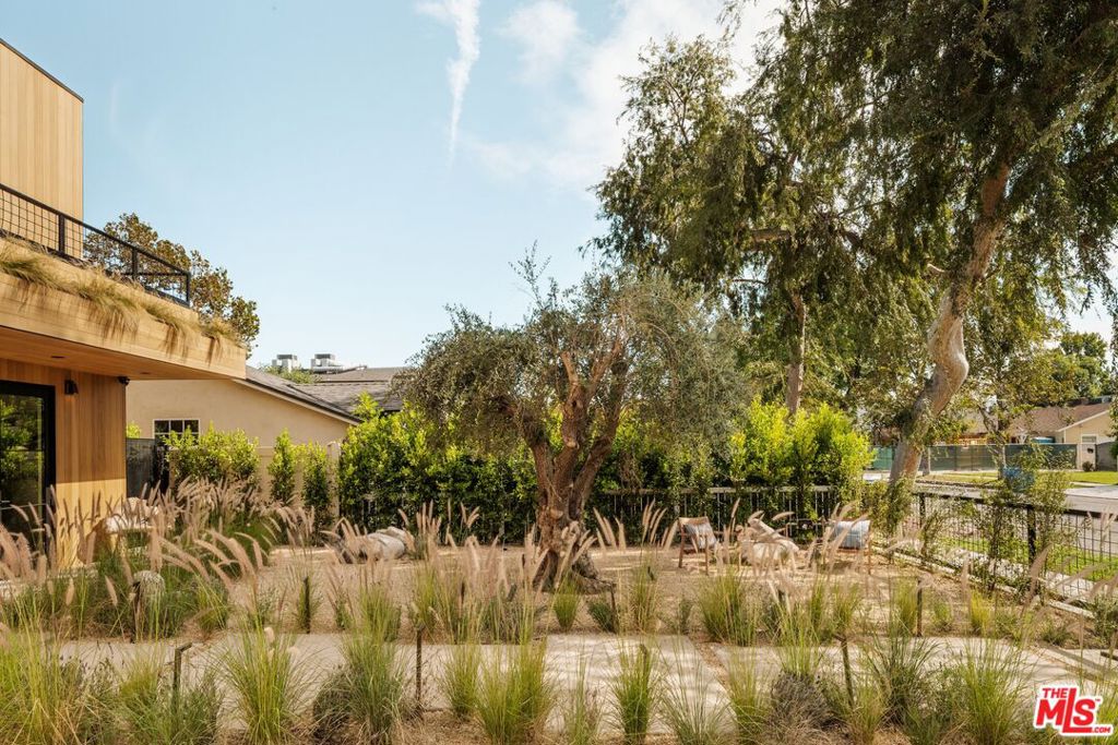 Photo of 5034 Varna Avenue, Los Angeles, CA 91423 (MLS # 26868189)