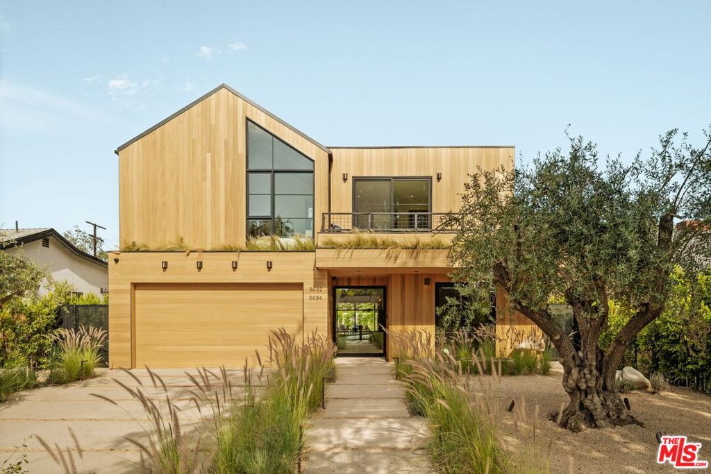 Photo of 5034 Varna Avenue, Los Angeles, CA 91423 (MLS # 26868189)