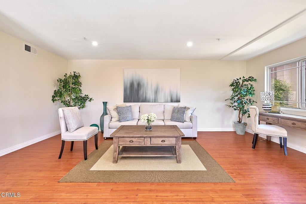 2466 Montrose Avenue 7