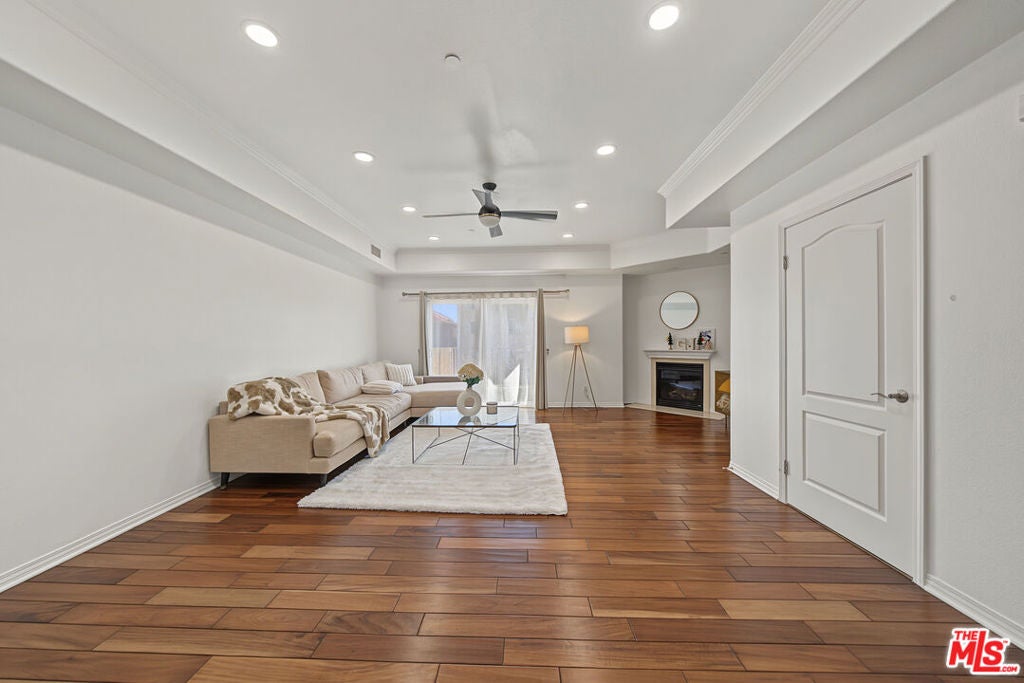 309 S Mariposa Avenue 101