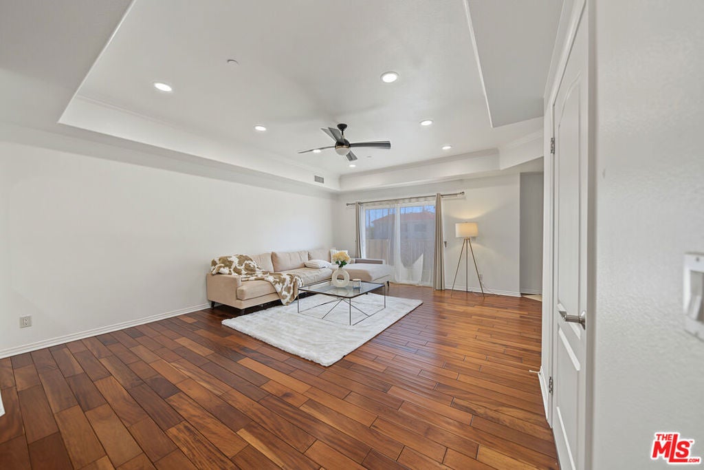 309 S Mariposa Avenue 101