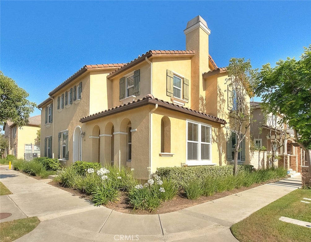 906 N Woodbine WAY
