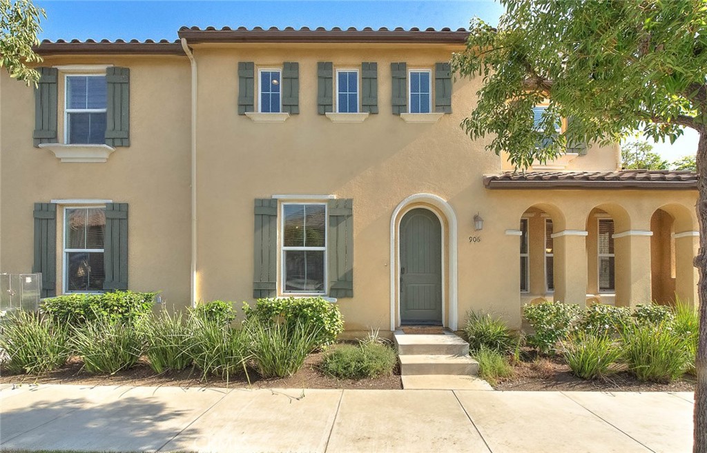 906 N Woodbine