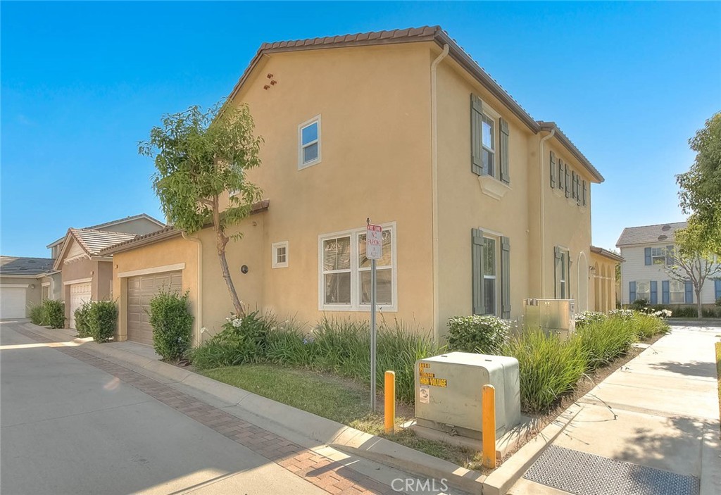 906 N Woodbine