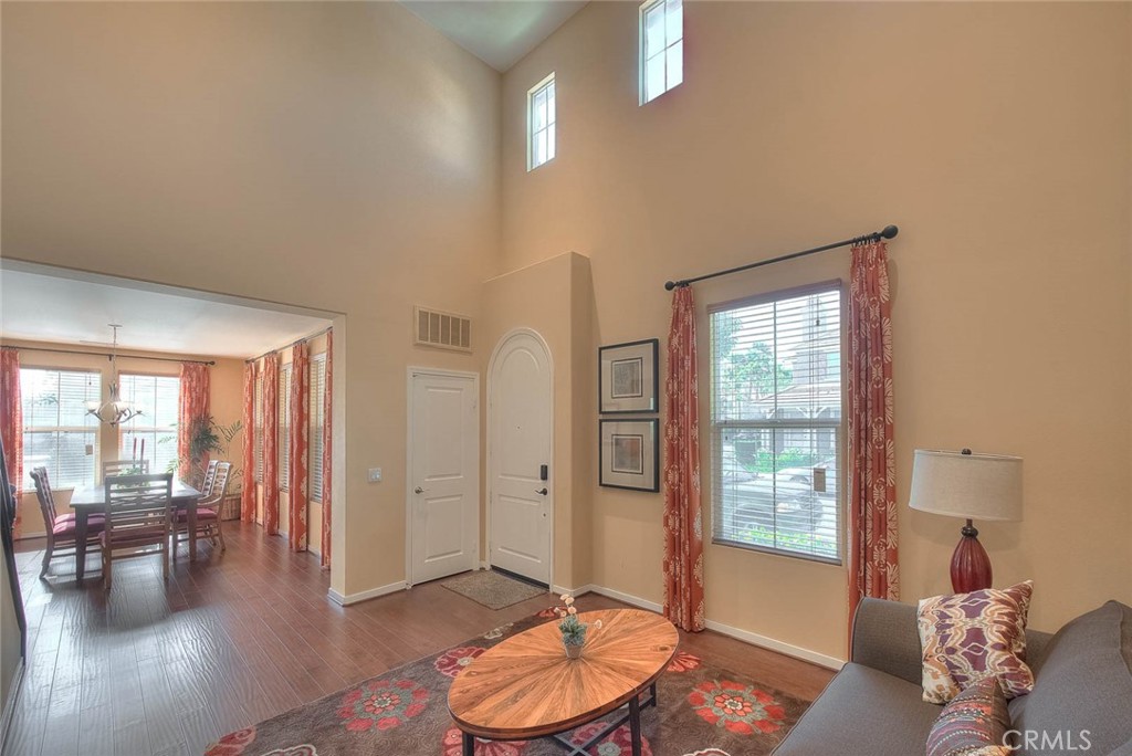906 N Woodbine
