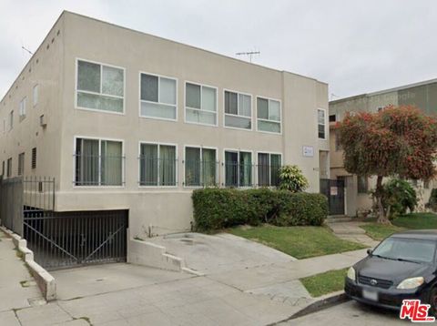 Photo of 832 S Gramercy Place #9, Los Angeles, CA 90005 (MLS # 26663911)
