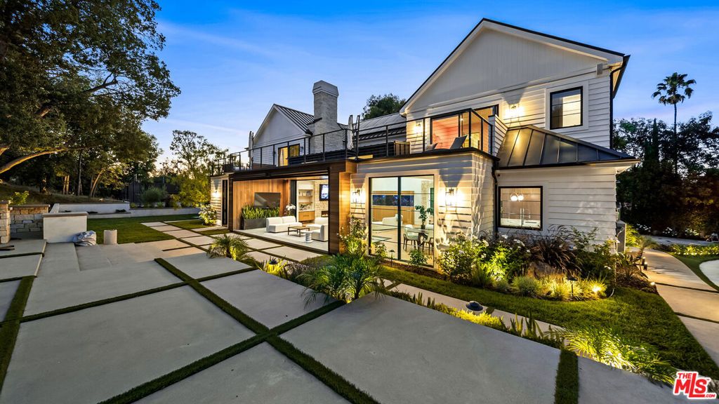 Photo of 18762 Wells Drive, Tarzana, CA 91356 (MLS # 26644047)